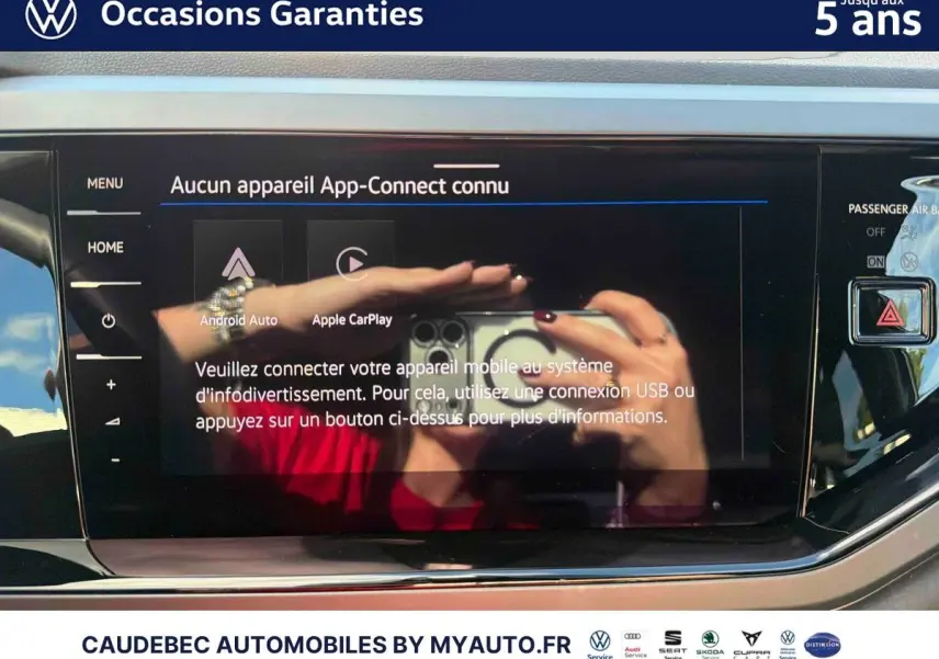 Écran tactile central du Volkswagen Polo 2026 affichant la connexion App-Connect, avec reflets visibles sur la surface noire.