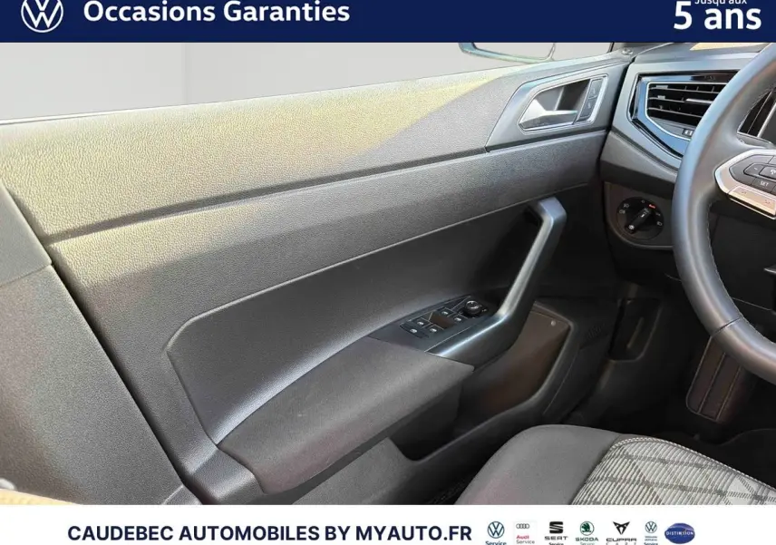 Vue intérieure côté conducteur de la Volkswagen Polo 2026, montrant la portière et le volant en cuir noir.