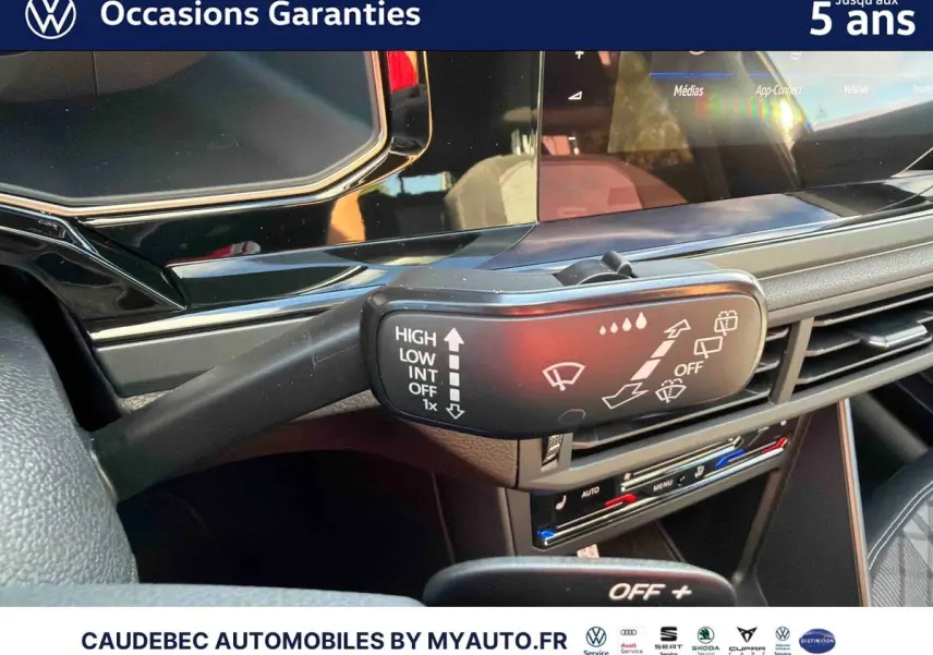 Gros plan sur la commande d'essuie-glace côté gauche du tableau de bord d'une Volkswagen Polo noire intense nacrée.