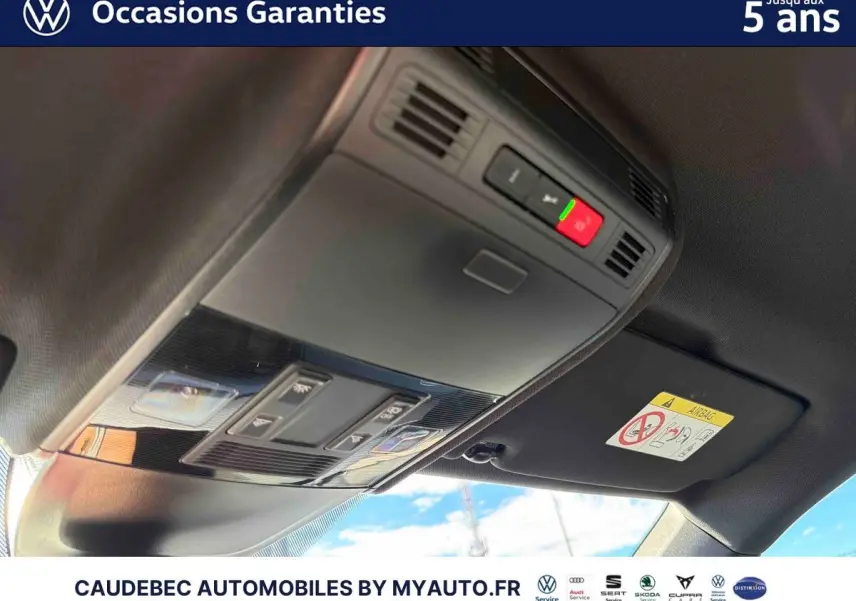 Vue intérieure en gros plan du plafonnier avec commandes et éclairage sur Volkswagen Polo noir intense nacré 2026.