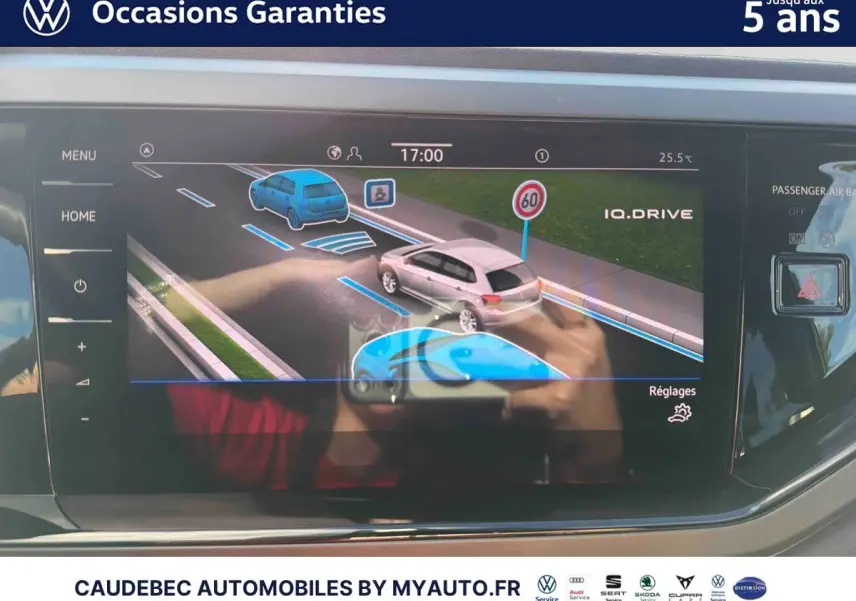 Écran tactile du système de navigation Volkswagen Polo 2026 affichant l'assistance IQ.DRIVE et la limitation de vitesse à 60 km/h.