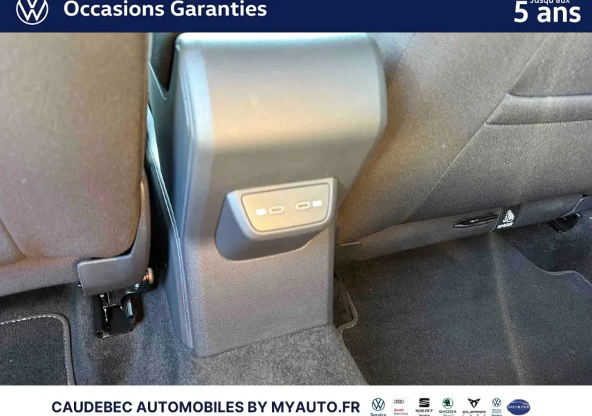 Vue rapprochée de la console arrière avec ports USB-C de la Volkswagen Polo noire intense nacrée, intérieur tissu gris.