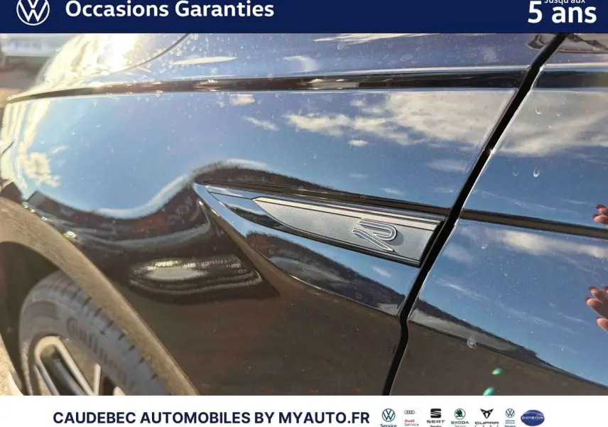 Gros plan sur l'aile avant gauche noire intense nacrée avec logo R distinctif de la Volkswagen Polo 2026.