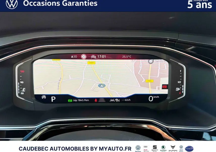Affichage numérique du tableau de bord de la Volkswagen Polo 2026 avec navigation cartographique en plein écran.