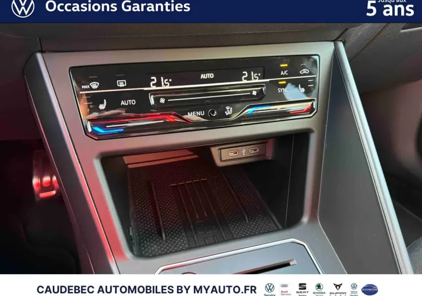 Gros plan sur la console centrale tactile de la Volkswagen Polo 2026 avec climatisation automatique bi-zone et ports USB-C.