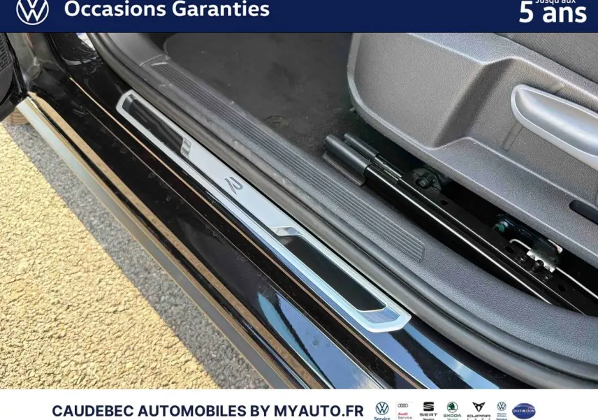 Détail du seuil de porte côté conducteur noir intense nacré sur Volkswagen Polo 2026 avec logo R-Line visible.