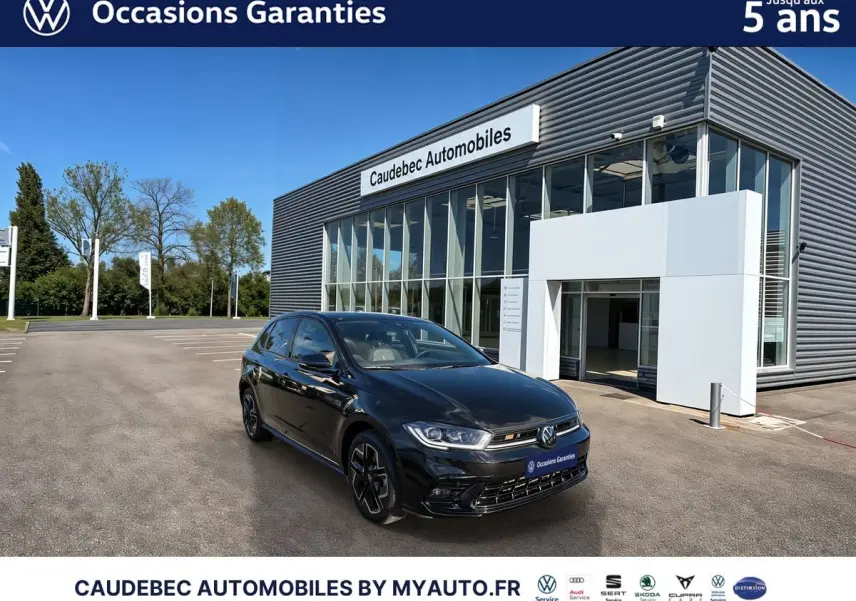 Volkswagen Polo 1.0 TSI noir intense nacré vue 3/4 avant droit devant concession Caudebec Automobiles.