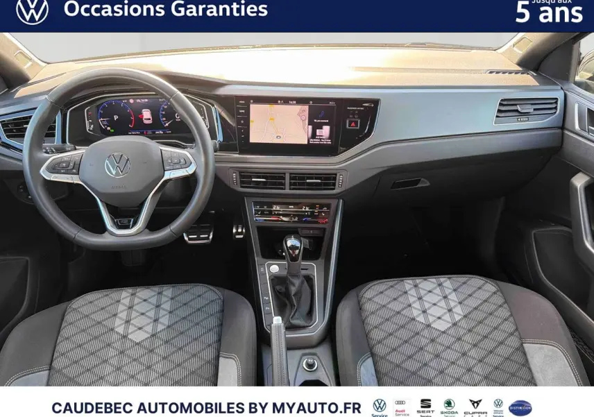 Intérieur avant de la Volkswagen Polo 2026 avec tableau de bord numérique et console centrale moderne vue de face.