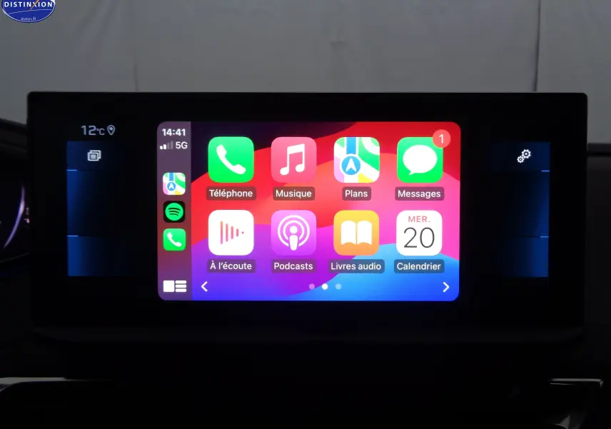 Écran tactile central du Peugeot 3008 2023 affichant l'interface Apple CarPlay avec icônes colorées.
