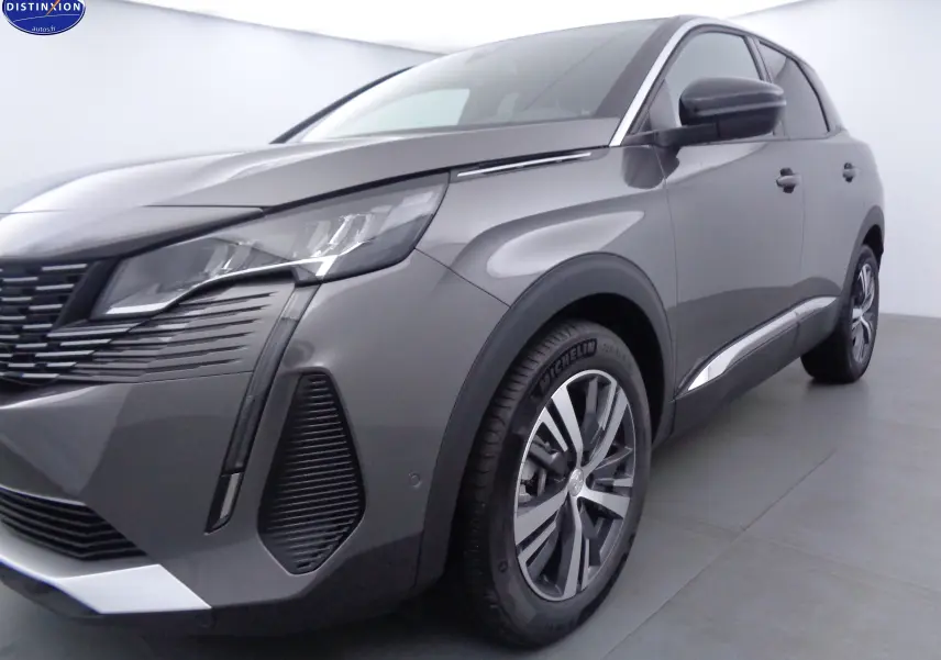 Vue 3/4 avant droit du Peugeot 3008 gris platinium métal avec ses phares LED et jantes alliage distinctives.