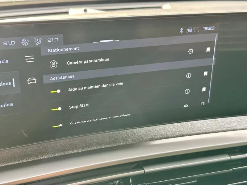 Écran tactile intérieur du Peugeot 3008 Hybrid 2025 affichant les options d'assistance à la conduite en mode stationnement.