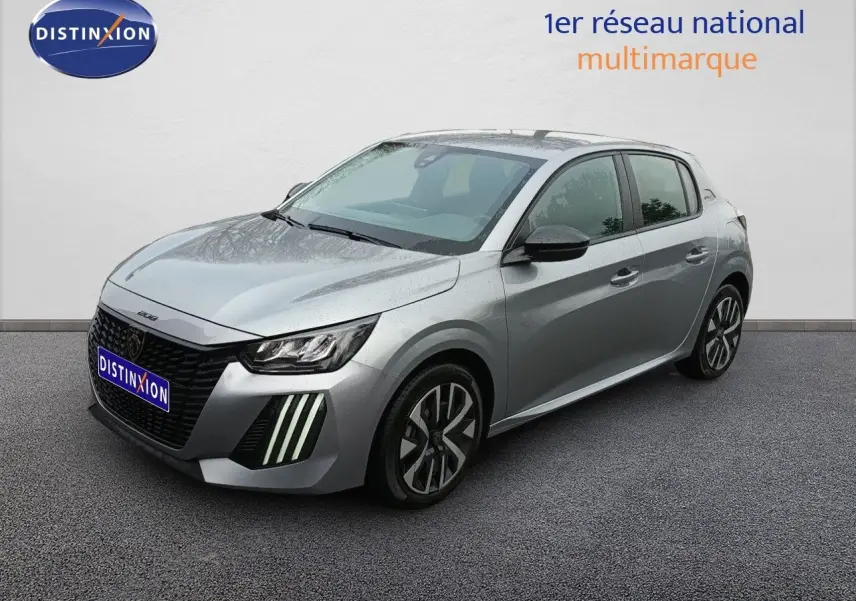 Peugeot 208 gris Artense métal vue 3/4 avant droit, avec feux LED verticaux distinctifs et jantes alliage.