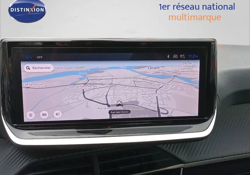 Écran tactile central affichant la navigation GPS dans l’habitacle d’une Peugeot 208 gris Artense, vue de face.