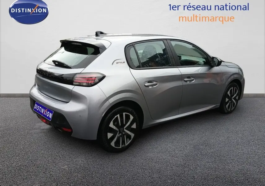 Peugeot 208 gris Artense métal vue 3/4 arrière droit, avec jantes alliage et toit noir contrasté.