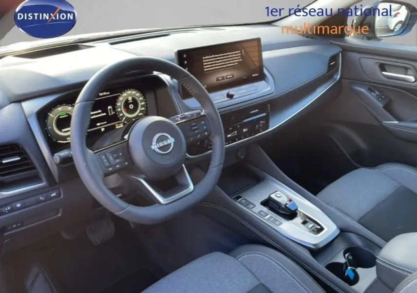 Vue intérieure côté conducteur du Nissan Qashqai 1.5 E-POWER 2025 avec tableau de bord numérique et écran tactile.
