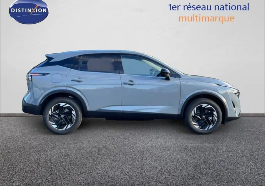 Vue de profil côté gauche d'un Nissan Qashqai gris 2025 avec jantes aluminium et vitres teintées.