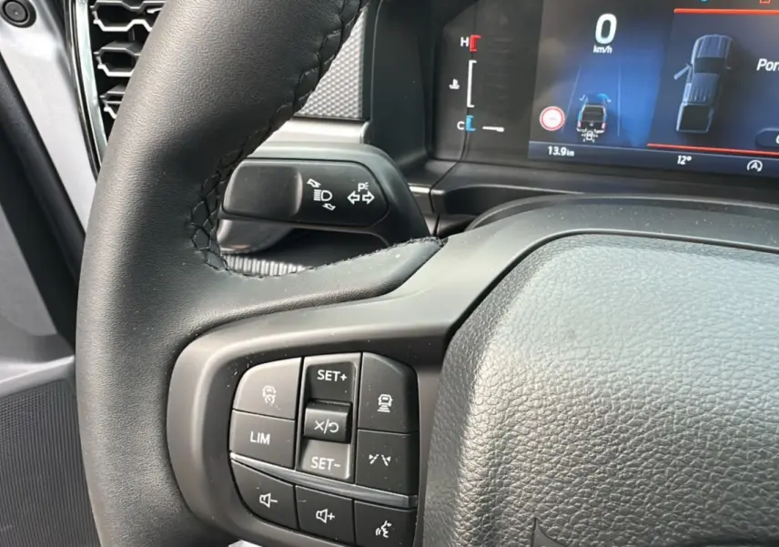 Gros plan sur le volant cuir multifonctions et l'écran numérique du tableau de bord du Ford Ranger gris Iconic 2026.