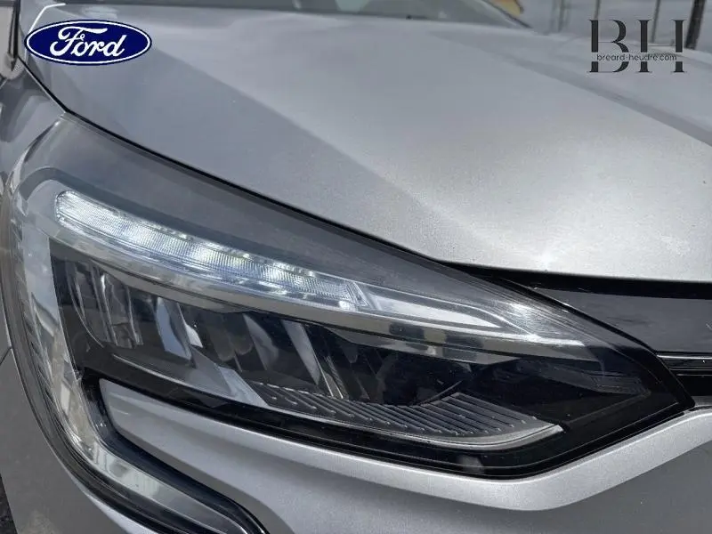 Gros plan sur le phare avant droit gris platine d'une Renault Clio 1.0 TCe 100ch Business de 2020.