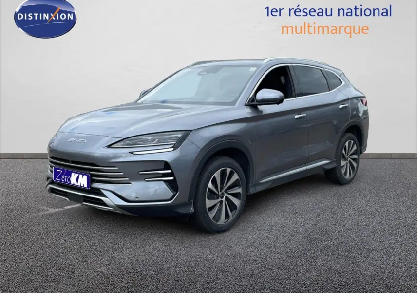 Vue 3/4 avant droit du SUV BYD SEAL U hybride rechargeable en gris métallisé avec jantes distinctives et calandre épurée.
