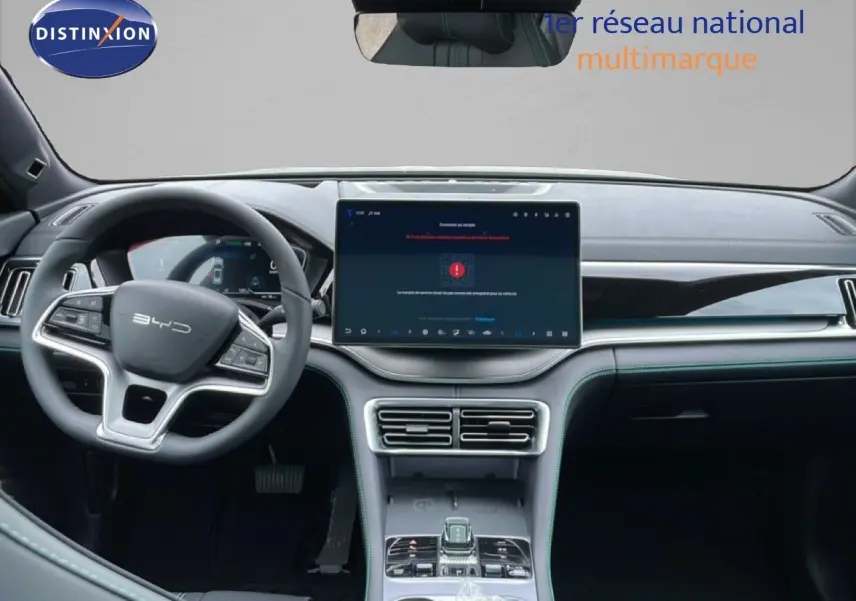 Vue intérieure frontale du tableau de bord du BYD SEAL U 2026 avec écran tactile central et volant multifonction noir.