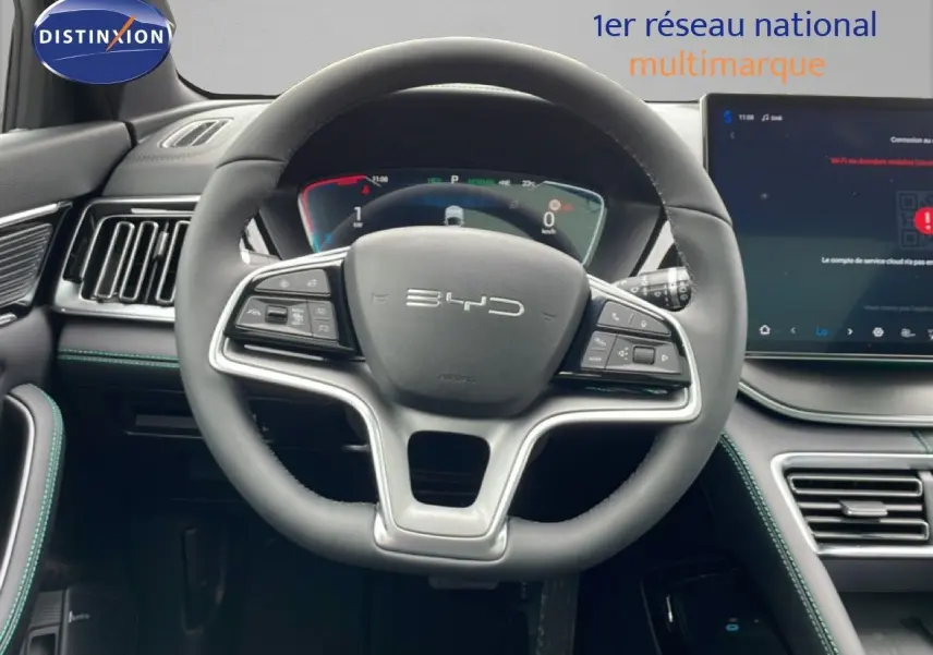 Vue intérieure centrée sur le volant BYD du Seal U 2026, avec tableau de bord numérique et écran tactile moderne.