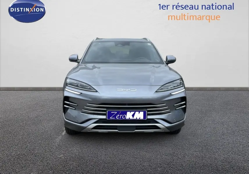 Vue frontale d'un BYD SEAL U 2026 hybride rechargeable en gris métallisé avec calandre et phares LED distinctifs.