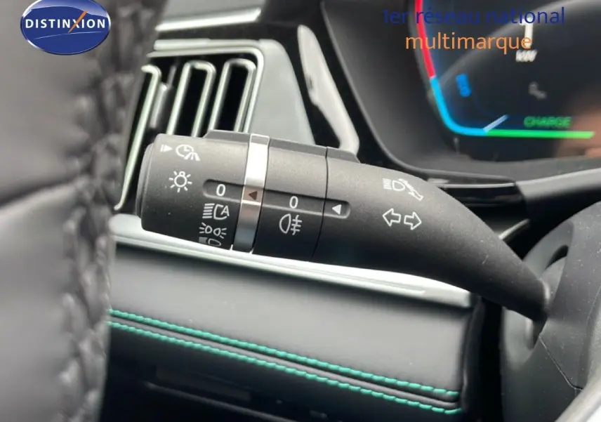 Gros plan sur la commande des feux et clignotants dans l’habitacle du BYD SEAL U 2026, détails de couture turquoise.