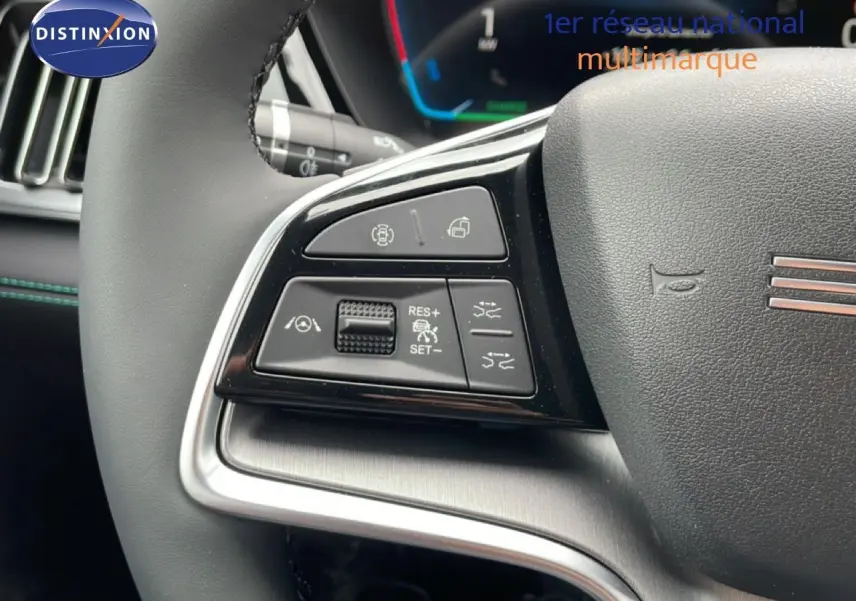 Gros plan sur les commandes au volant du BYD SEAL U 2026 en intérieur, avec finition cuir noir et détails argentés.