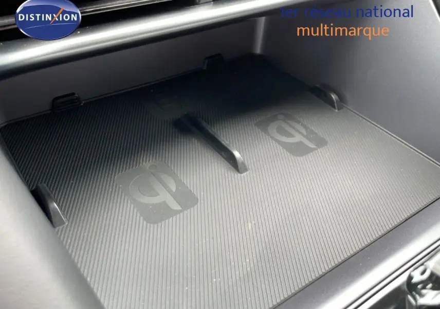 Détail du chargeur sans fil noir dans la console centrale du BYD SEAL U hybride rechargeable 2026.