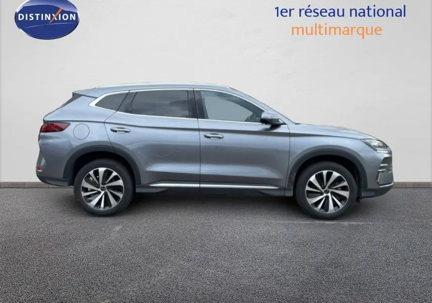 Vue latérale droite du SUV BYD SEAL U hybride rechargeable en gris métallisé avec jantes bi-ton et vitres teintées.