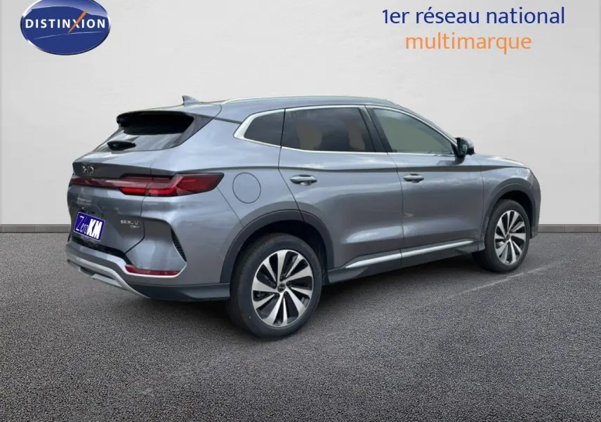 Vue 3/4 arrière droite d’un BYD SEAL U gris métallisé avec feux arrière LED et jantes bi-ton.
