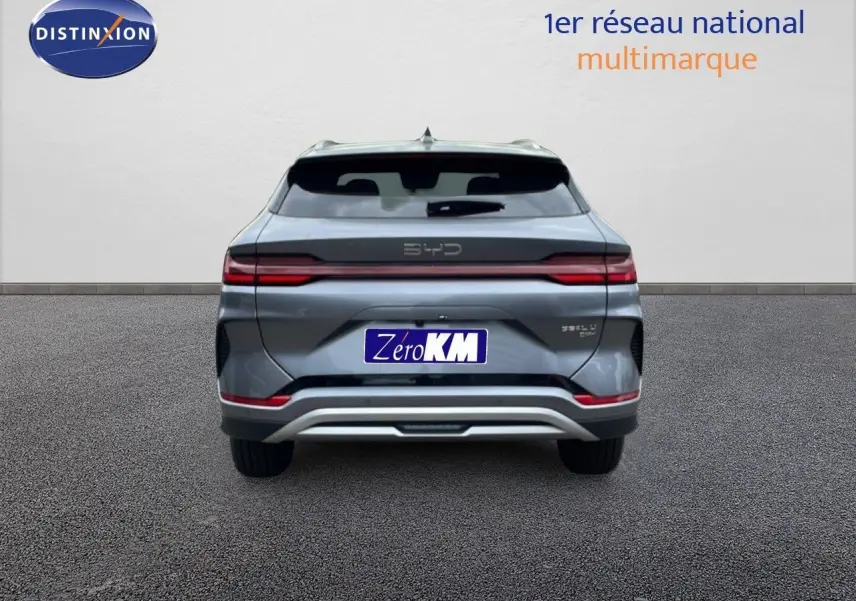 Vue arrière du BYD SEAL U gris métallisé avec feux arrière horizontaux et logo BYD centré sur le hayon.