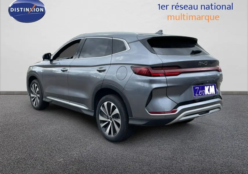 Vue 3/4 arrière droite du SUV BYD SEAL U gris métallisé avec feux arrière LED et jantes alliage bicolores.