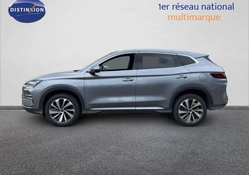 Vue de profil côté gauche du SUV BYD SEAL U gris métallisé avec jantes bi-ton et lignes épurées.