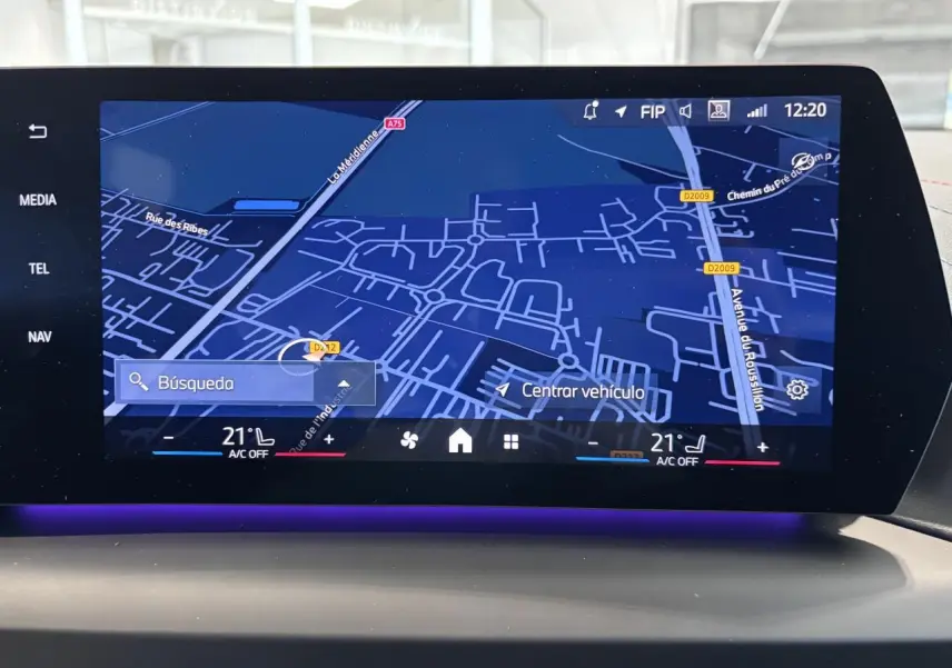 Écran de navigation intérieur de BMW Série 1 120d M Sport 2025, affichant une carte en mode nuit.