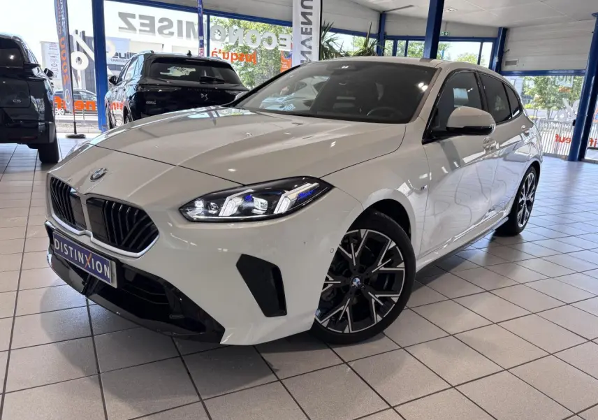 BMW Série 1 120d M Sport blanche vue en 3/4 avant droit, avec calandre noire et jantes alliage distinctives.