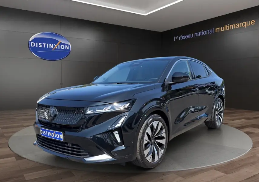Renault Rafale noir en 3/4 avant droit, avec calandre moderne et jantes alliage distinctives, présenté en showroom.