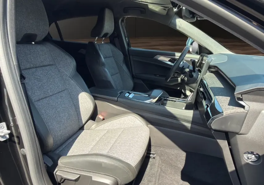 Vue intérieure côté droit de la Renault Rafale 2025 noire, sièges tissu et cuir gris, tableau de bord moderne avec écran tactile.