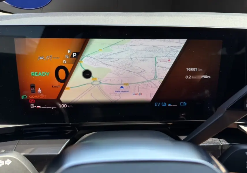 Affichage numérique du combiné d'instruments de la Renault Rafale 2025, avec navigation et indicateurs de conduite.