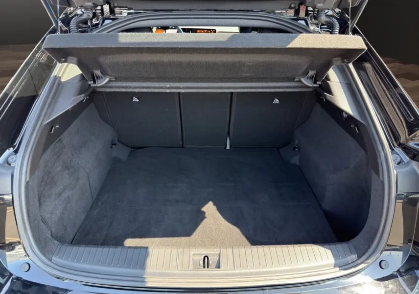 Coffre ouvert vu de l'arrière d'une Renault Rafale noire, montrant un espace de chargement vide et propre.