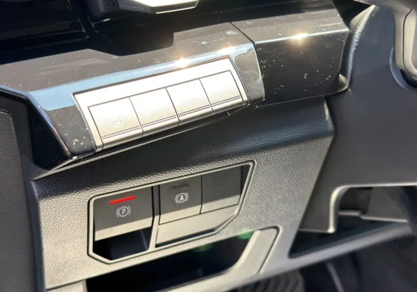 Détail du tableau de bord noir côté conducteur avec commandes électroniques et finition brillante sur Renault Rafale 2025.