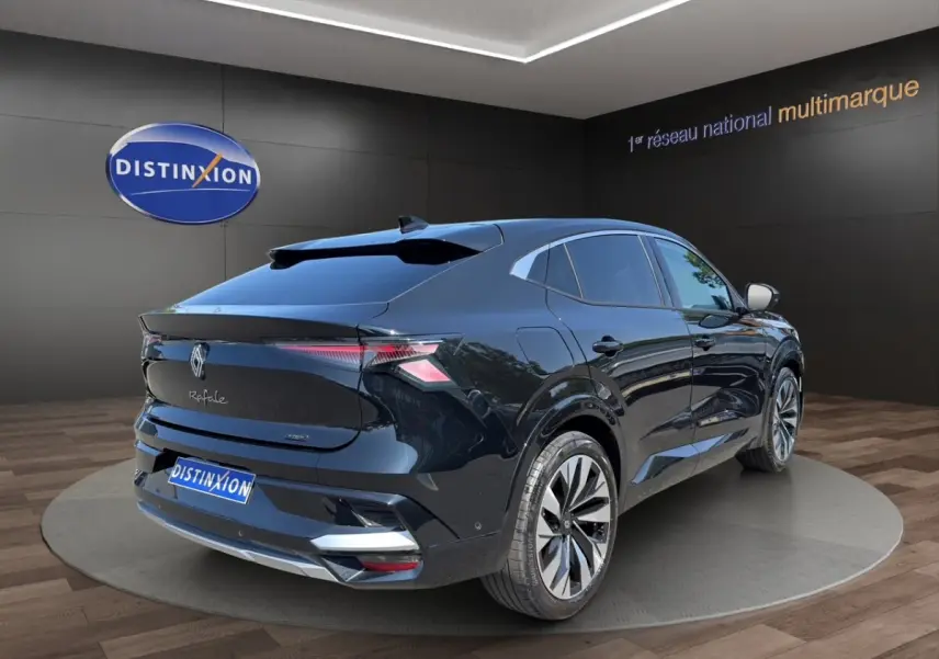 Vue 3/4 arrière droite d'un Renault Rafale noir brillant avec feux LED et jantes alliage distinctives.