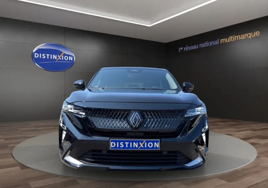 Vue avant d'une Renault Rafale noire 2025 avec calandre moderne et phares LED distinctifs en showroom.