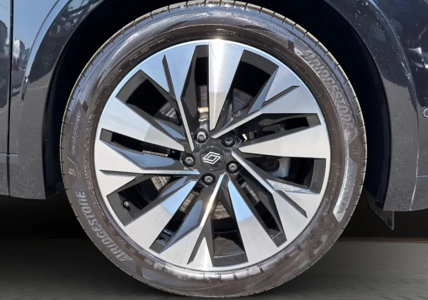 Gros plan sur la roue avant droite du Renault Rafale noir 2025 avec jante alliage moderne et pneus Bridgestone.