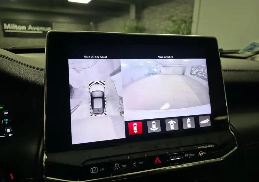 Écran central affichant la caméra 360° et vue arrière du Jeep Compass noir en stationnement intérieur.