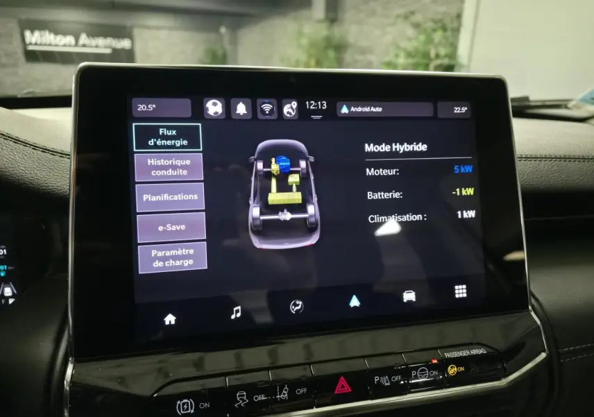 Écran tactile central affichant le flux d'énergie hybride du Jeep Compass noir, vue intérieure du tableau de bord.