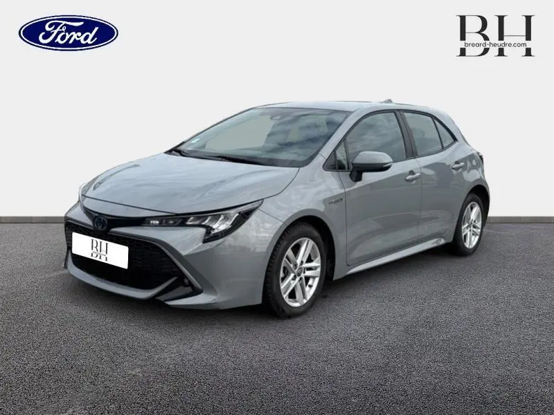 Vue 3/4 avant droite d'une Toyota Corolla 122h Dynamic Business 2020 en gris Manhattan métallisé avec jantes alu.