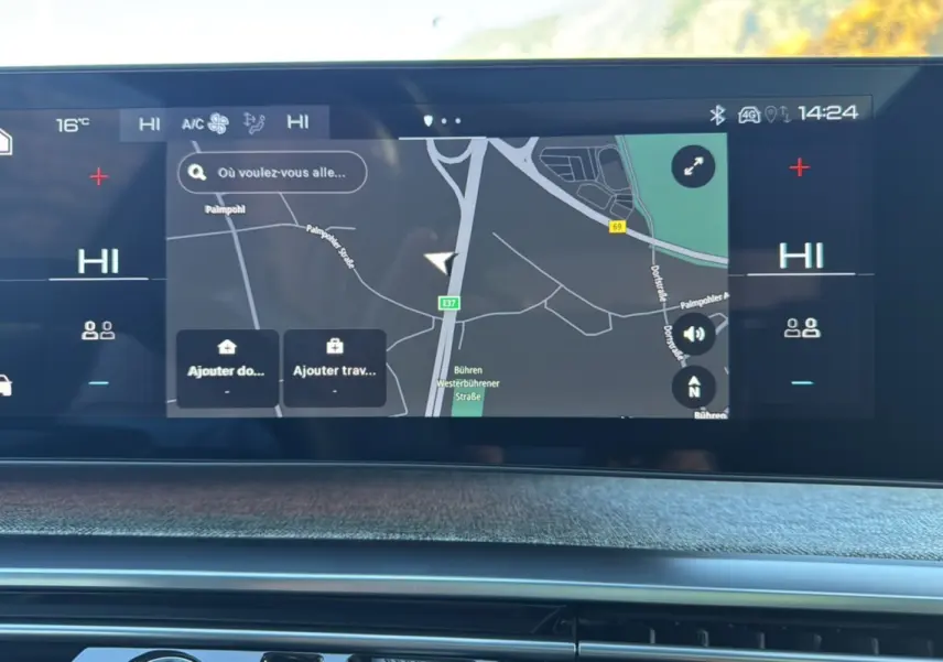 Écran tactile central du Peugeot 3008 Hybrid 2025 affichant la navigation GPS en mode carte.
