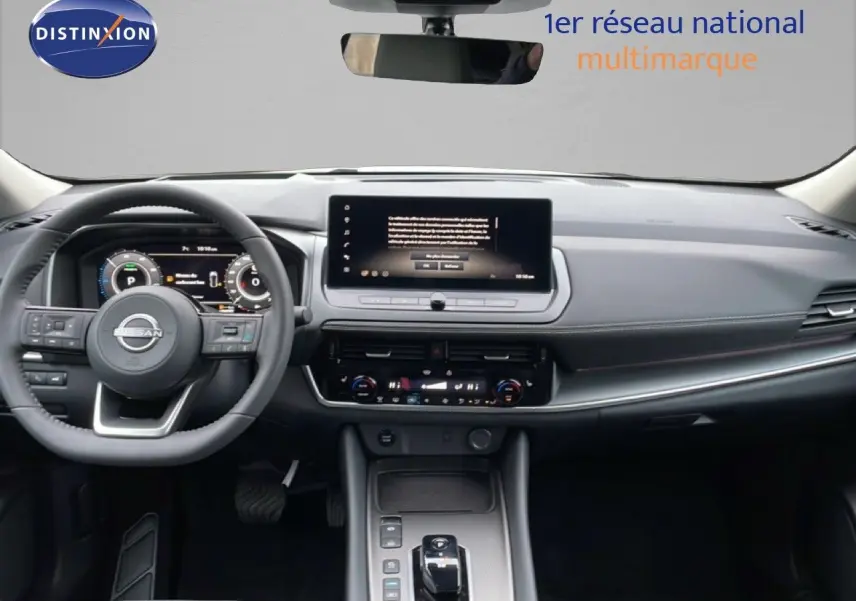 Vue intérieure du tableau de bord et volant du Nissan Qashqai blanc nacré 2025 avec écran tactile central et commandes modernes.