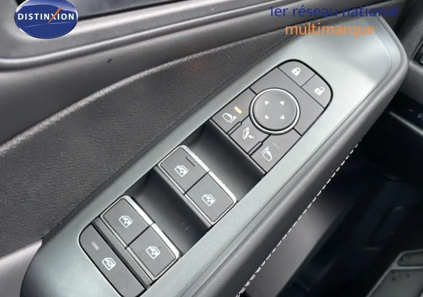 Gros plan sur les commandes des vitres et rétroviseurs côté conducteur du Nissan Qashqai blanc nacré 2025.